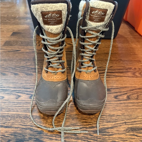 The North Face Women's Winter Boots in Brown and Tan - Picture 1 of 5